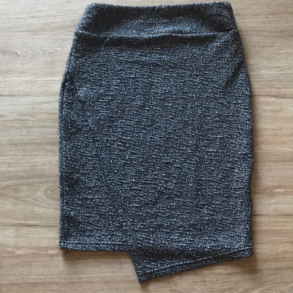 Pencil skirt. Black and white.